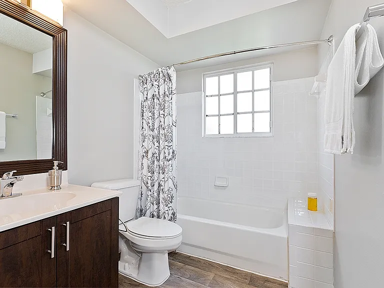 Sanctuary Cove Apartments — Photo 9