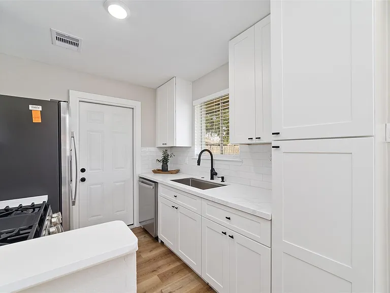 7706 Deadwood Dr — Photo 9