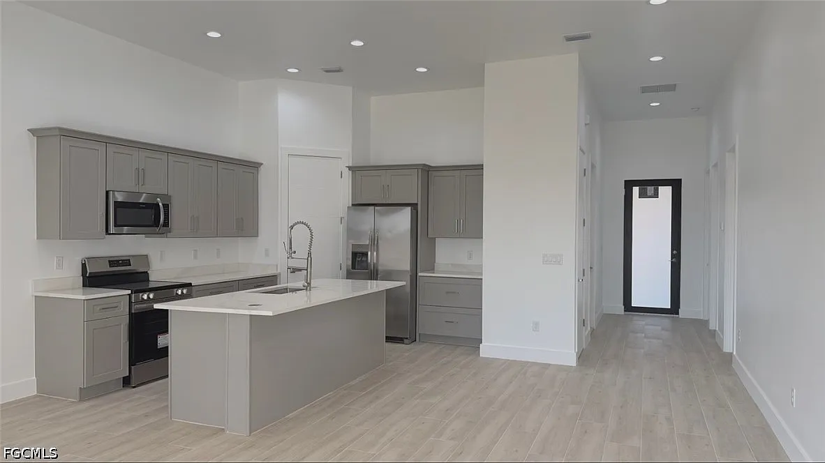 3 bed, 2.0 bath, 1300 sqft, $1,900 — Photo 3