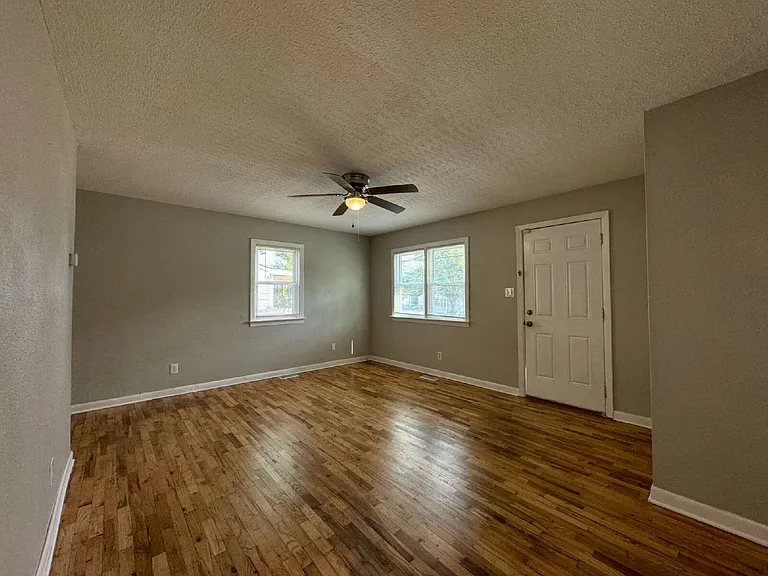 405 Laura Ct — Photo 10