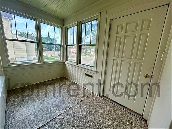 3rd image of 506 7th St NE