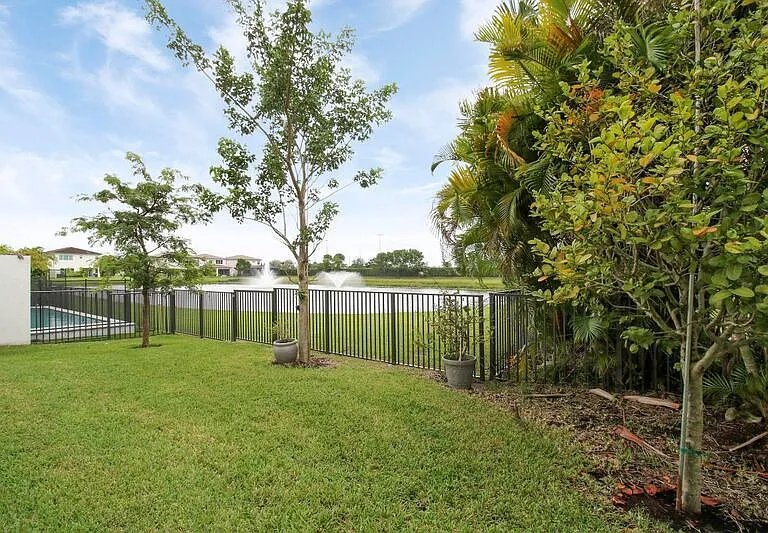 8914 Kingsmoor Way — Photo 32