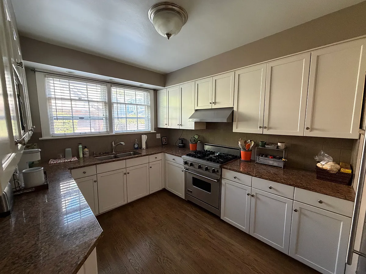 Building Photo - 2525 N Terrace Ave