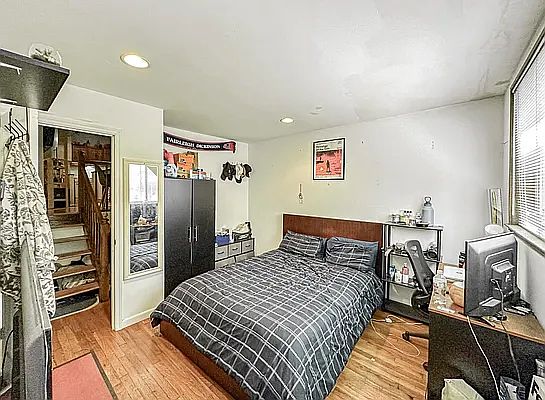 4th image of 146 E 39th St APT 1C