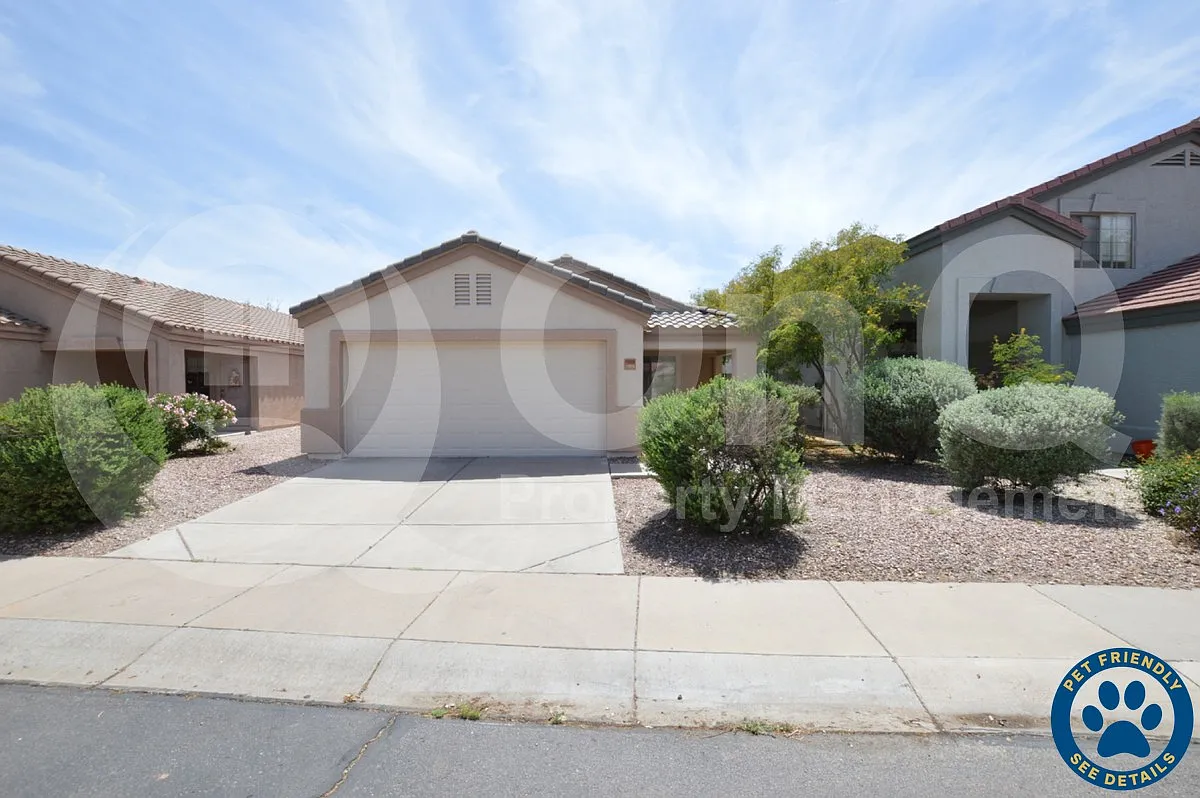 3 bed, 2.0 bath, 1370 sqft, $1,975 — Photo 1