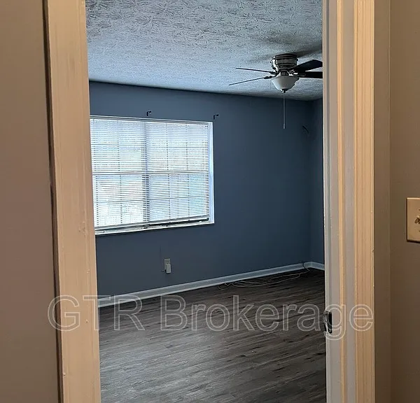 2584 Stratford Ln — Photo 11