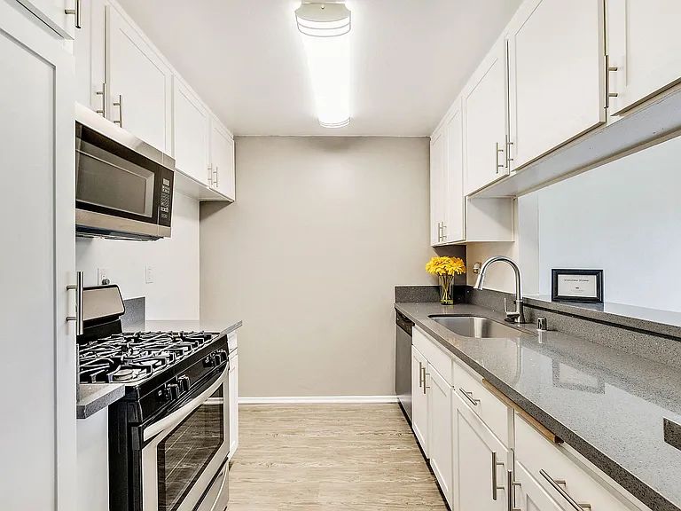 5830 Reseda Boulevard — Photo 46
