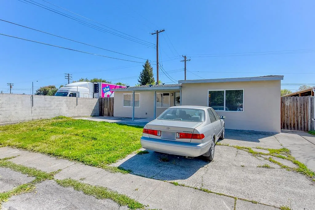 5310 38th Ave photo 1