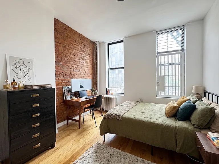 306 E 6th St #3 — Photo 2
