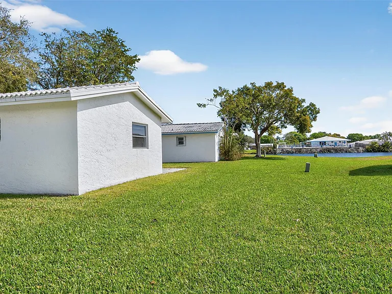 8950 NW 13th St — Photo 33