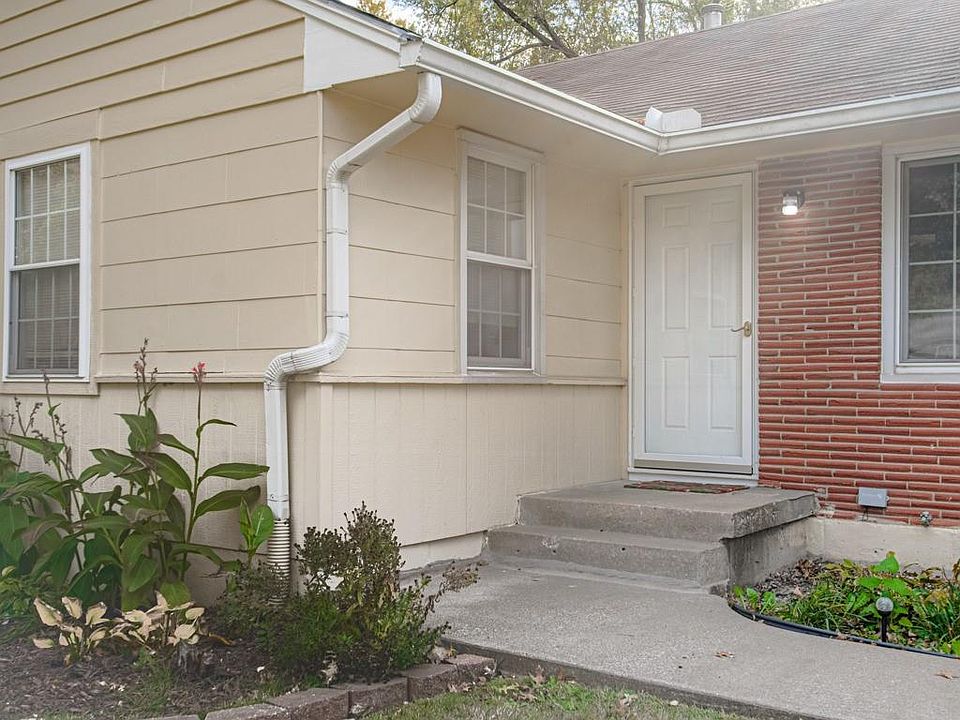 1st image of 4609 NE 43rd Ter