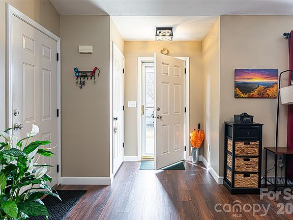 3rd image of 92 Wiltshire Cir