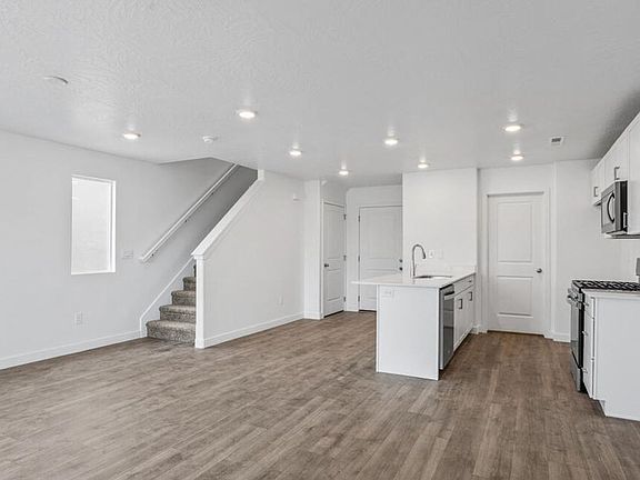 2nd image of 3231 E Elkhorn Ln