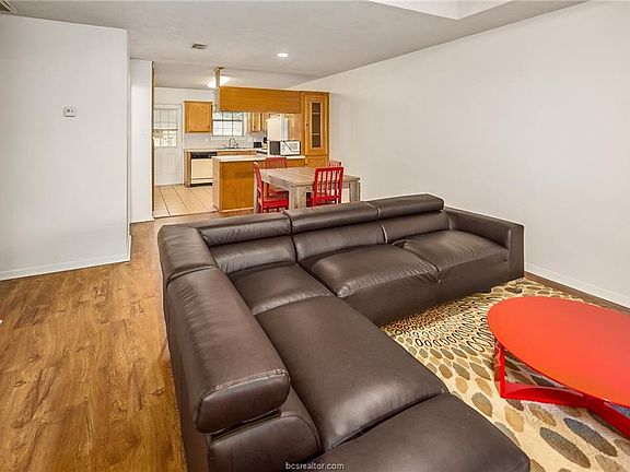 2nd image of 902 Camellia Ct #A-b