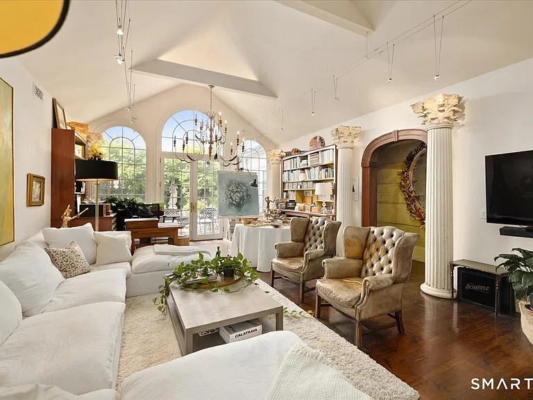 281 Pequot Ave — Photo 4