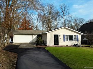 1137 Chemung Dr, Howell, MI 48843