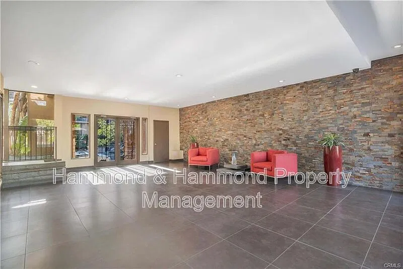 2 bed, 2.0 bath, 906 sqft, $3,995 — Photo 3