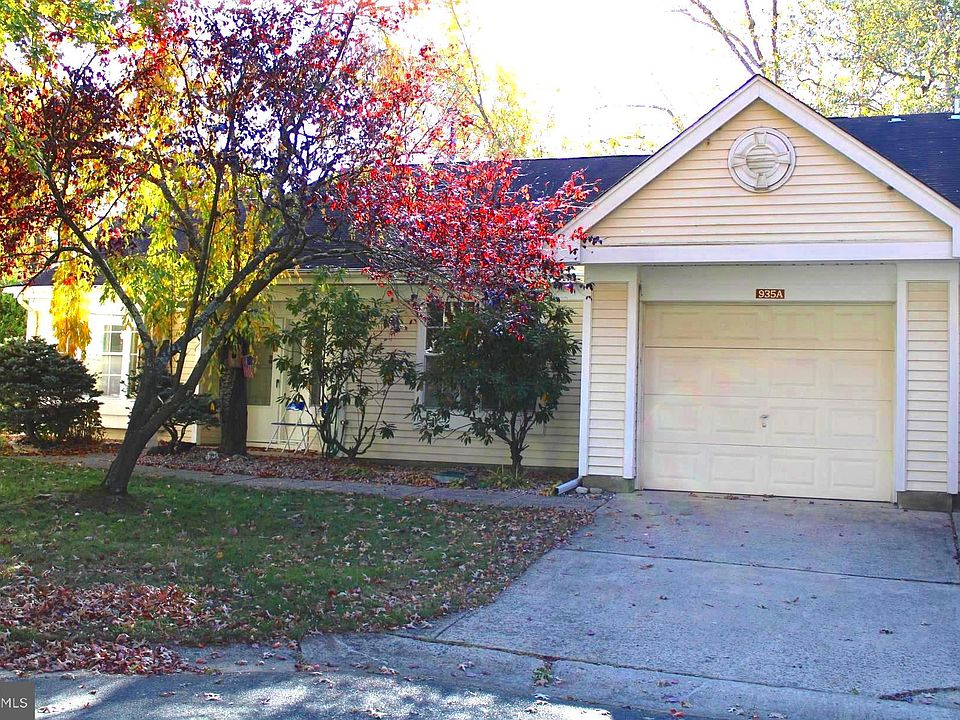 1st image of 935 Liverpool Cir
