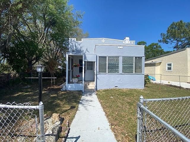 1st image of 812 27th Ave W