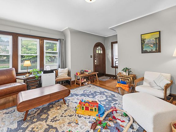3rd image of 1554 E Hampton DRIVE