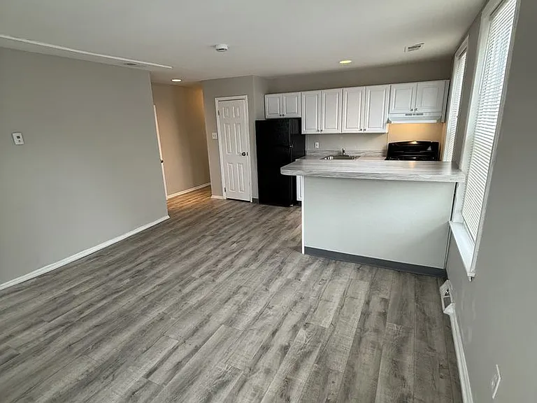 336 W 8th St — Photo 3