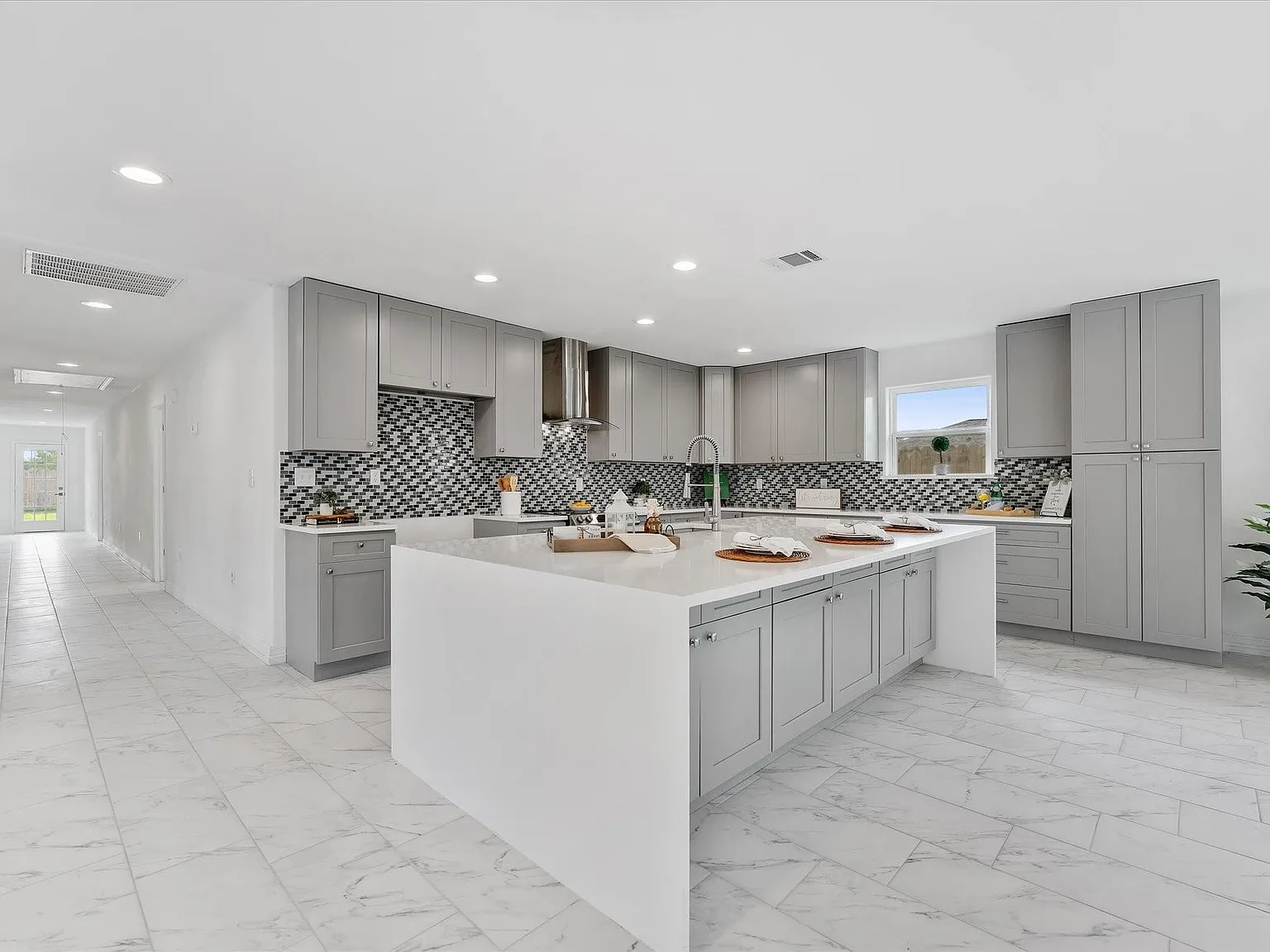4 bed, 3.5 bath, 2764 sqft, $2,100 — Photo 1