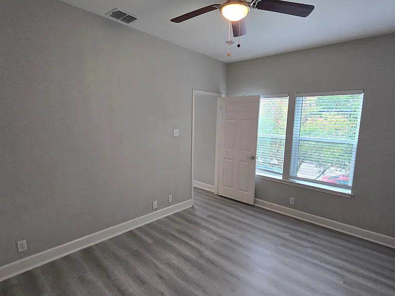 503 W Kings Hwy — Photo 16