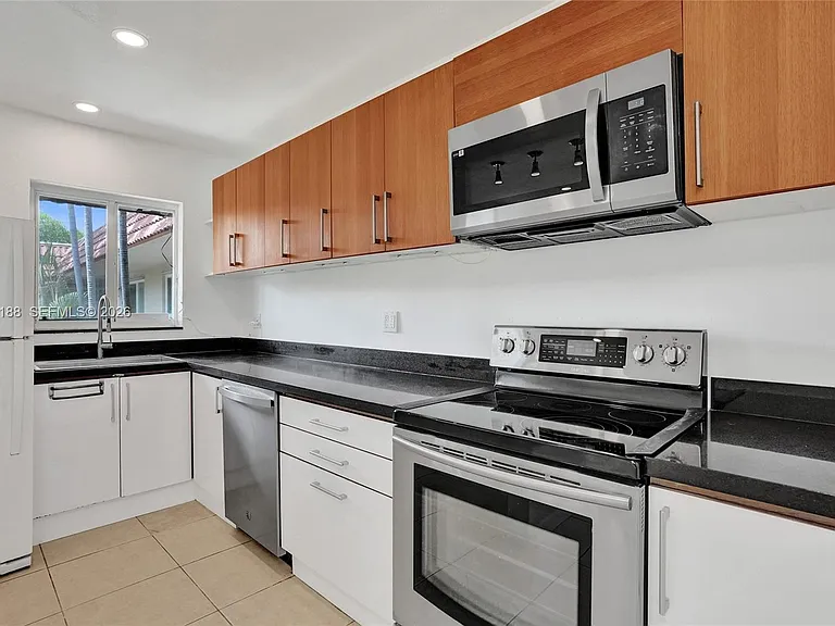 3050 NE 5th Ter #13 — Photo 16