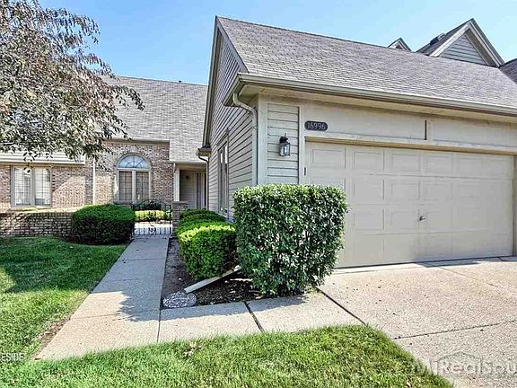 3rd image of 16996 Crystal Dr