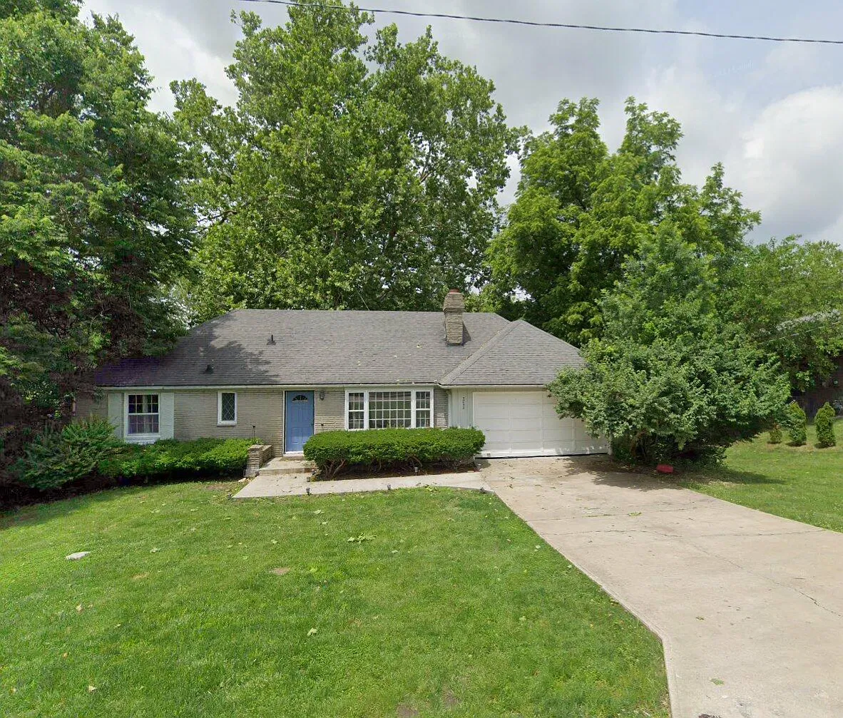 6 bed, $2,300 — Photo 1