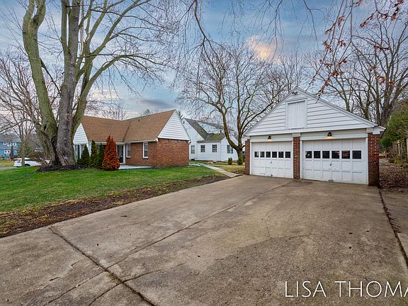 4th image of 1886 Hillmount St NW