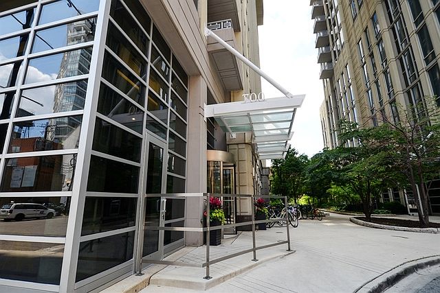 1st image of 700 N Larrabee St APT 915