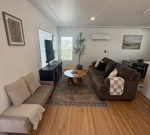 2nd image of 3014-16 E Palm St #3016