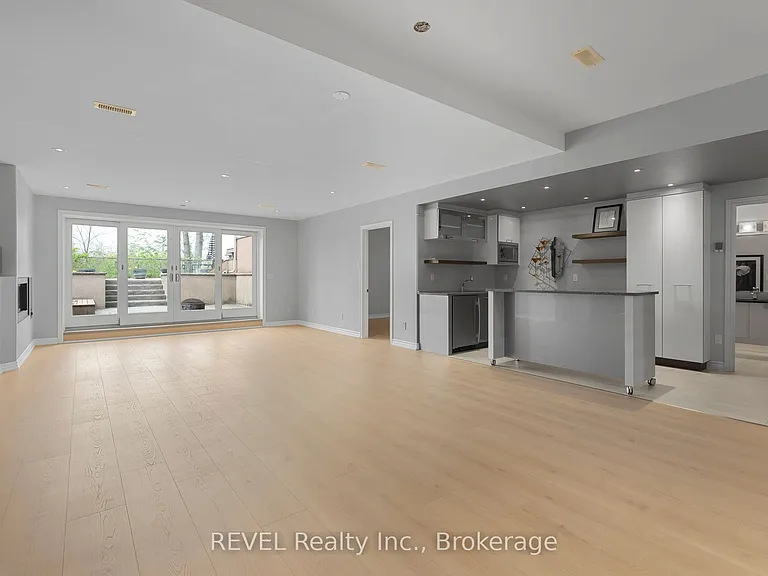 661 Clarence St — Photo 31
