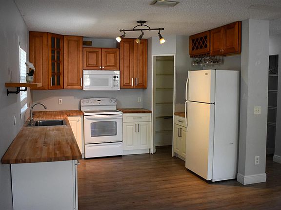 4th image of 1386 25th Ave SW