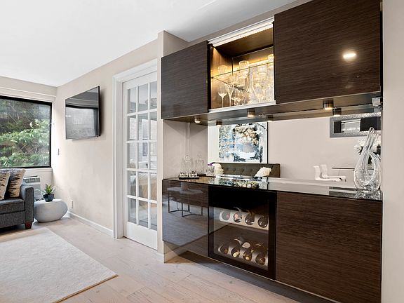 3rd image of 210 E 15th St APT 6K