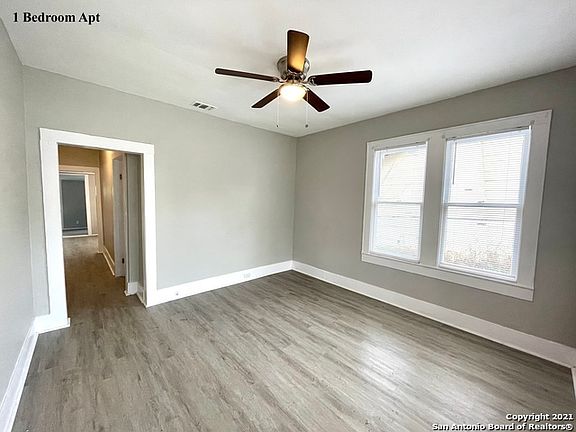 3rd image of 433 W Rosewood Ave