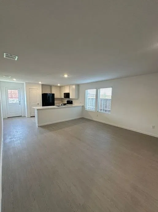 4 bed, 1900 sqft, $2,345 — Photo 2