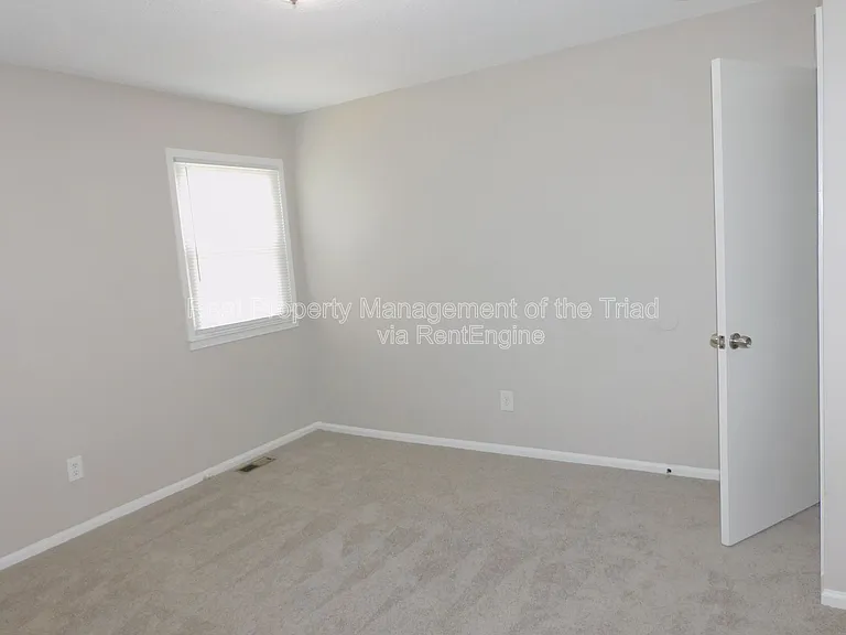 911 Tipperary Dr — Photo 11