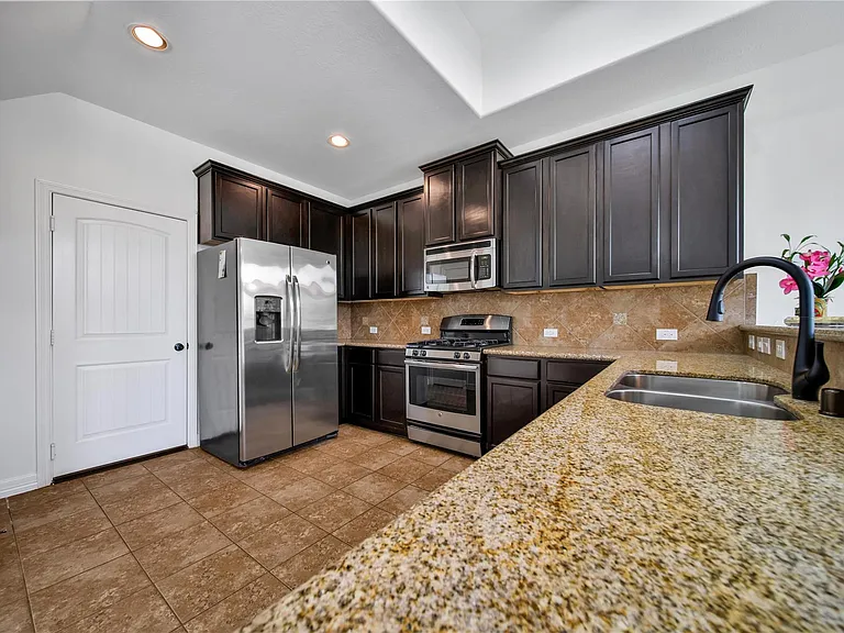 711 Aulia Ln — Photo 10