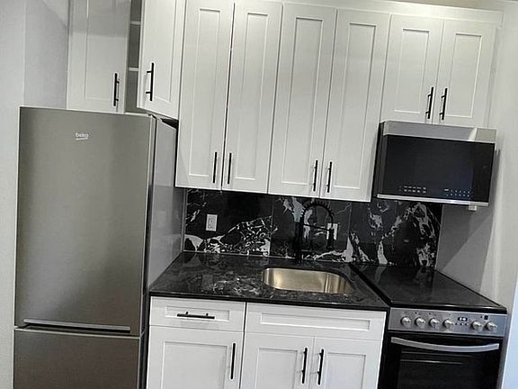 2nd image of 2109 Regent Pl #4
