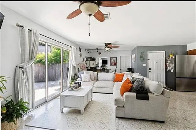 3 bed, 2.5 bath, 1745 sqft, $2,000 — Photo 2