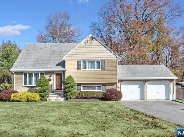 135 Crescent Ave, Waldwick, NJ 07463