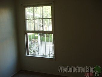 5th image of 2521 Lawrence Ave