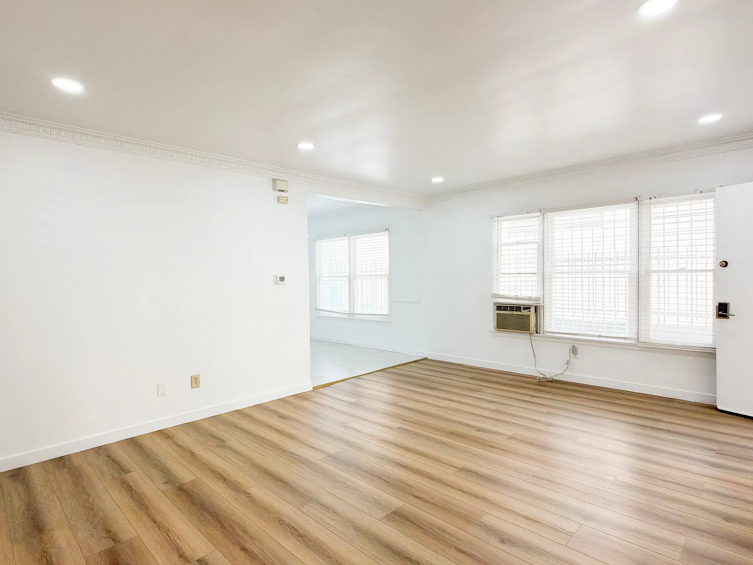 Beautiful! Spacious 2 bed/1 Bath- Big Kitchen -Farmhouse Sink-AC-Parking-Great Location! — Photo 4