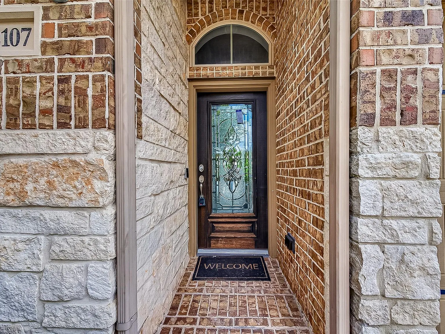 3 bed, 2.0 bath, 1950 sqft, $2,550 — Photo 2
