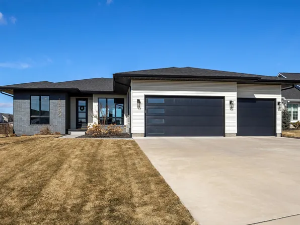 4586 Lakeside Dr, Bettendorf, IA 52722