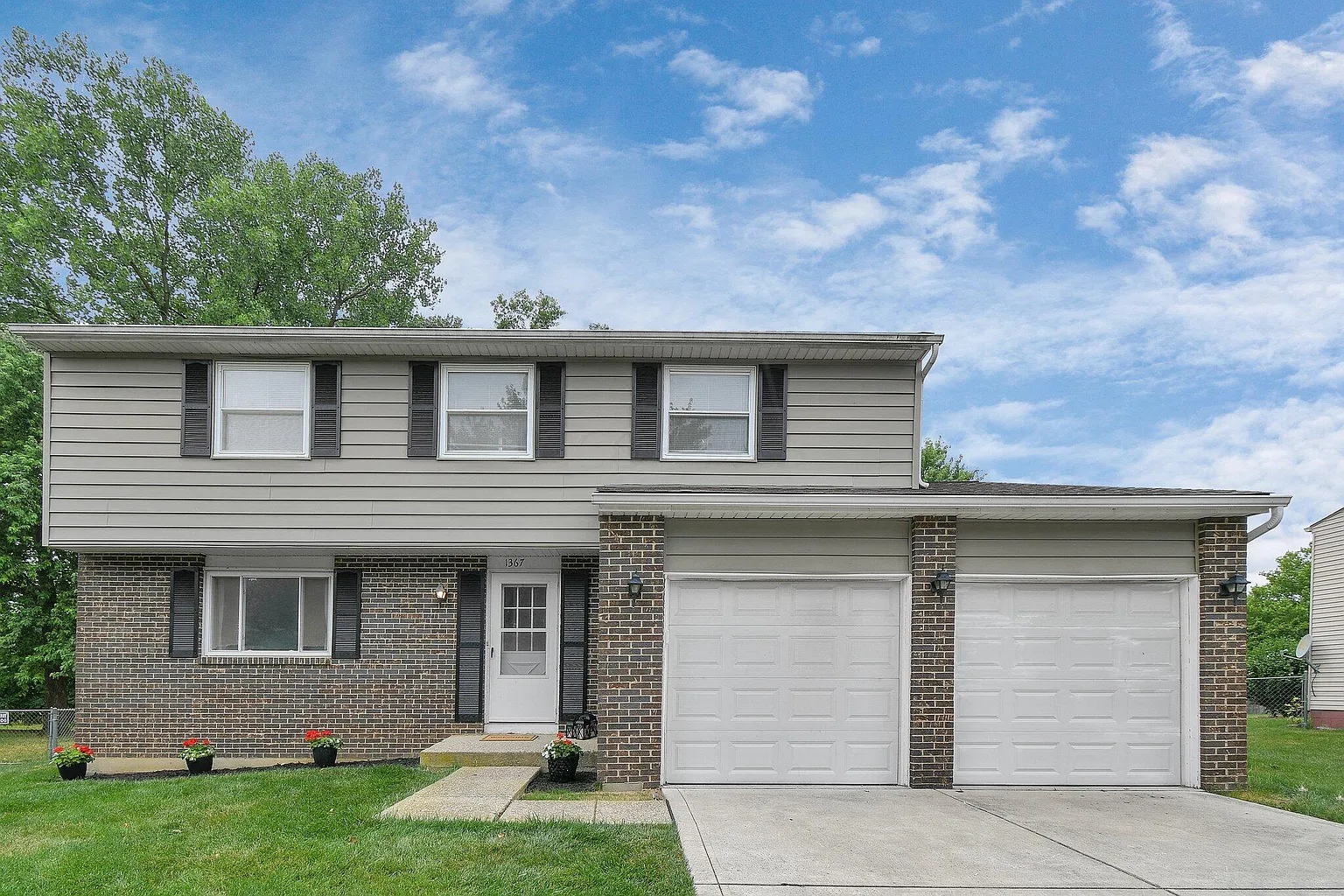 1367 Hanson St photo 1