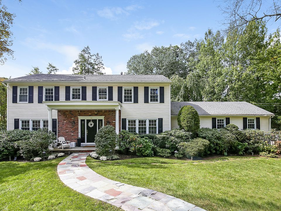 1st image of 32 Pinehurst Dr