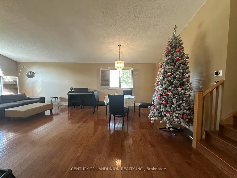 104 Hepburn Cres — Photo 4